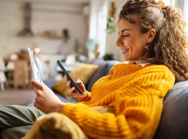 Femme sur son mobile